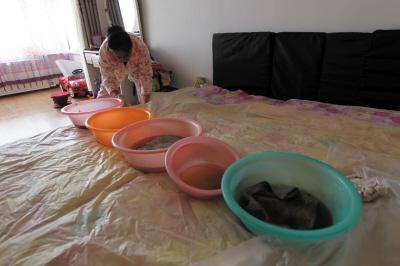 岫岩楼上漏水，住户失联，小区没物管，业主维权难！律师来支招……